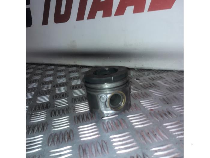 Piston from a BMW 5 serie (G30) 520d 2.0 TwinPower Turbo 16V 2017