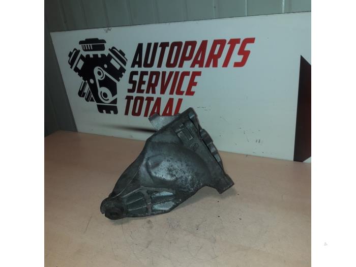 Engine mount from a Mercedes-Benz Sprinter 3,5t (906.73) 516 CDI 16V Euro 5 2017