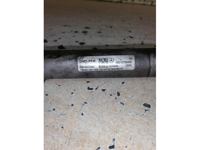 Fuel injector nozzle from a Mercedes-Benz C (W205) C-220 2.2 CDI BlueTEC, C-220 d 16V 2015