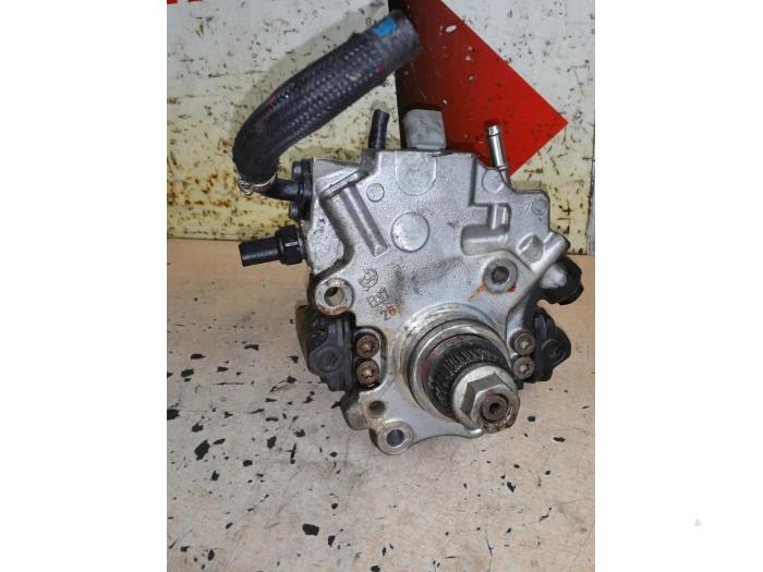 Mechanical fuel pump from a Mercedes-Benz A (W176) 2.2 A-220 CDI 16V 2015