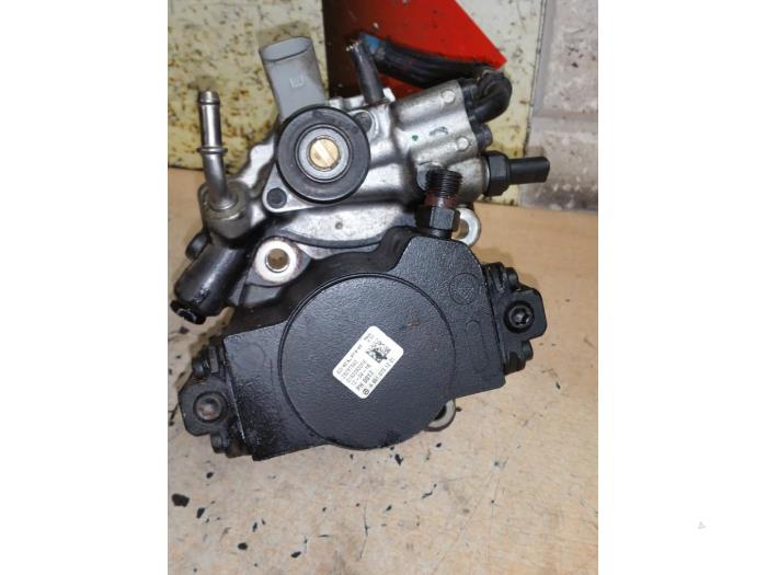 Mechanical fuel pump from a Mercedes-Benz A (W176) 2.2 A-220 CDI 16V 2015