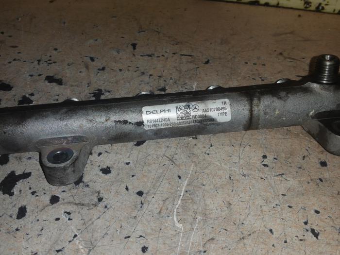 Fuel injector nozzle from a Mercedes-Benz CLA (117.3) 2.2 CLA-220 CDI 16V 2016