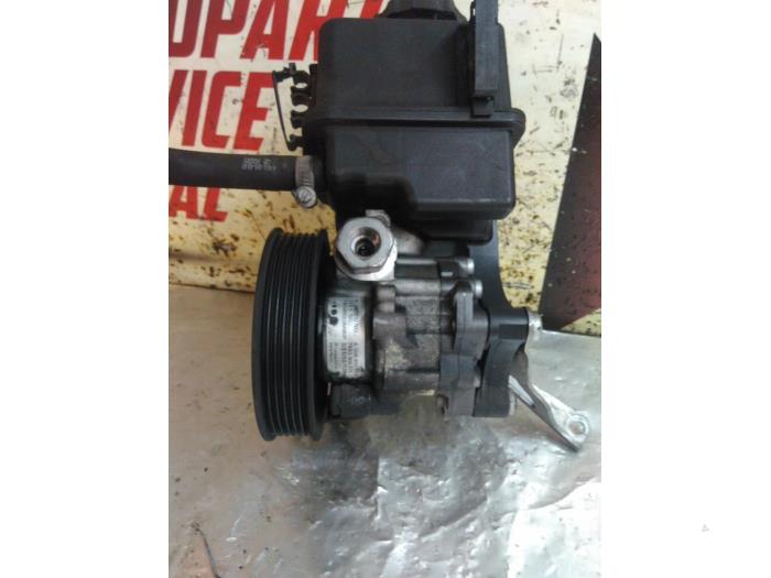 Power steering pump from a Mercedes-Benz Sprinter 3,5t (906.63) 313 CDI 16V 2016