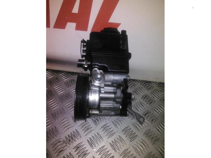 Power steering pump from a Mercedes-Benz Sprinter 3,5t (906.73) 316 CDI 16V 2016