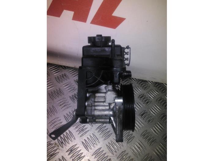 Power steering pump from a Mercedes-Benz Sprinter 3,5t (906.73) 316 CDI 16V 2016