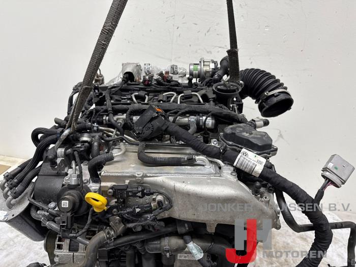 Engine from a Volkswagen Golf VIII (CD1) 2.0 TDI BlueMotion 16V 2019