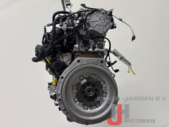 Engine from a Volkswagen Golf VIII (CD1) 2.0 TSI 16V 4Motion R 2024