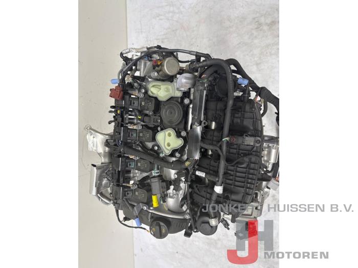 Engine from a Volkswagen Golf VIII (CD1) 2.0 TSI 16V 4Motion R 2024