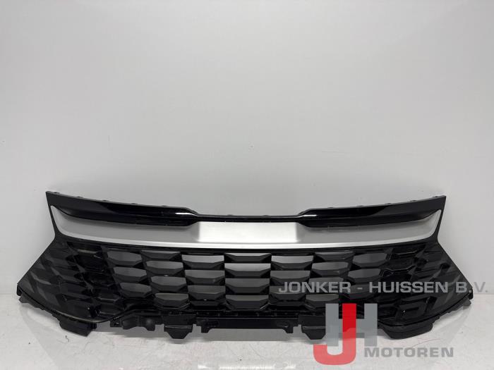 Begagnade Grill Kia Sportage (NQ5E) Pris på förfrågan erbjuds av Jonker - Huissen B.V.