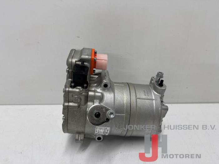 Neuf Compresseur de clim Porsche Taycan (Y1A) 4S Prix € 907,50 Prix TTC proposé par Jonker - Huissen B.V.