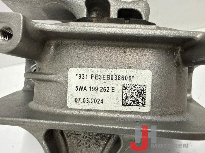 Engine mount from a Volkswagen Golf VIII (CD1) 2.0 TSI R 16V 4Motion 2024