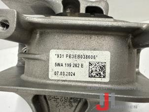 Engine mount from a Volkswagen Golf VIII (CD1) 2.0 TSI R 16V 4Motion 2024