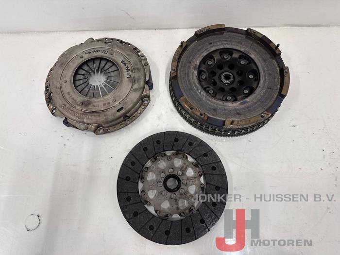 Usagé Kit embrayage (complet) Mercedes Sprinter 3,5t (907.6/910.6) 314 CDI 2.1 D RWD Prix € 453,75 Prix TTC proposé par Jonker - Huissen B.V.