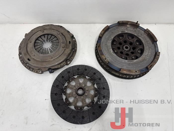 Usagé Kit embrayage (complet) Mercedes Sprinter 3,5t (907.6/910.6) 314 CDI 2.1 D RWD Prix € 235,95 Prix TTC proposé par Jonker - Huissen B.V.