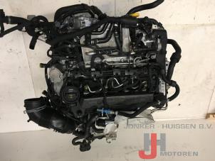 Motor van een Volkswagen Caddy Alltrack 2.0 TDI 150 2014