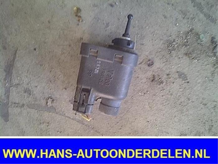 Headlight motor from a Opel Corsa B (73/78/79) 1.0i 12V 1998