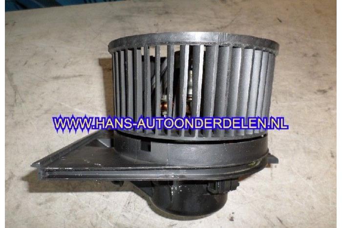Heating and ventilation fan motor from a Seat Ibiza II Facelift (6K1) 1.4 16V 2001