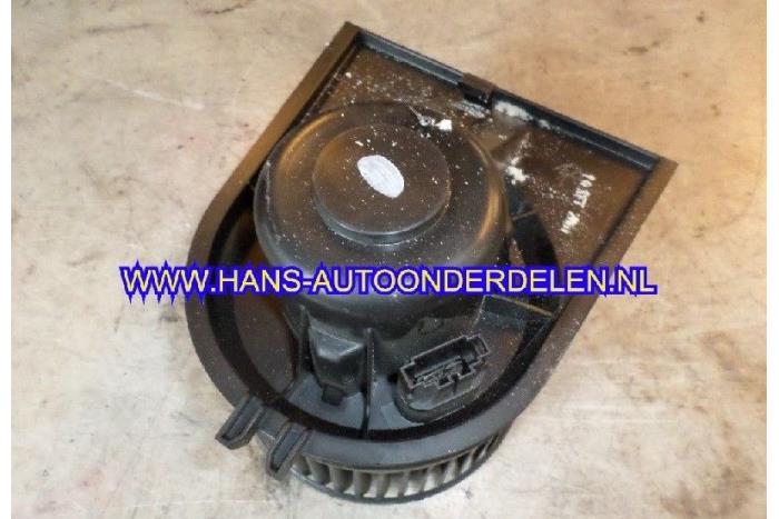 Heating and ventilation fan motor from a Seat Ibiza II Facelift (6K1) 1.4 16V 2001