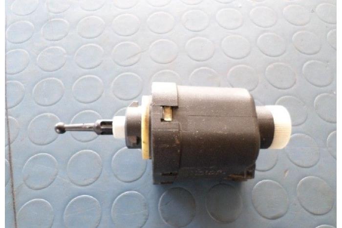 Interruptor de regulador de altura de un Opel Corsa B (73/78/79) 1.2i 16V 1999
