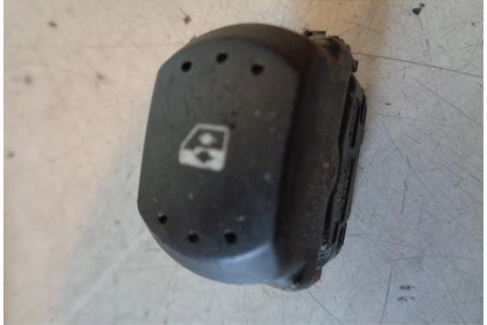 Usados Interruptor de ventanilla eléctrica Renault Laguna II (BG) 1.6 16V Precio € 10,00 Norma de margen ofrecido por Hans Auto Onderdelen