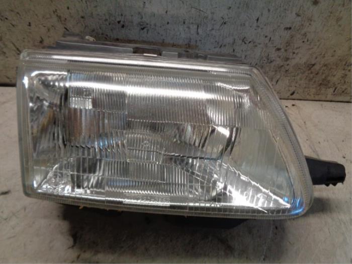 Usagé Phare droit Citroen Saxo 1.1i X,SX Prix € 15,00 Règlement à la marge proposé par Hans Auto Onderdelen