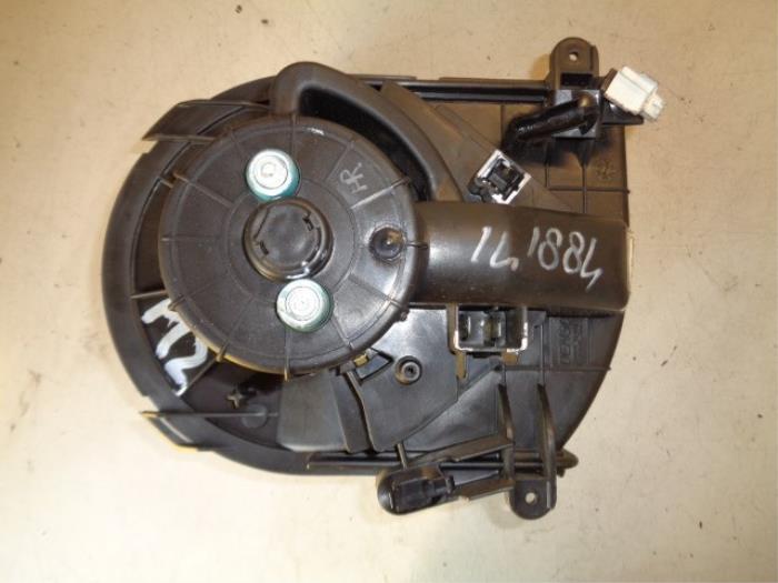 Heating and ventilation fan motor from a Fiat Ulysse (179) 2.0 16V 2002