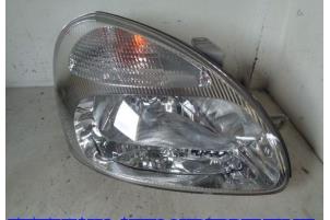 Używane Reflektor prawy Chevrolet Nubira (J200) 1.6 16V Cena € 35,00 Procedura marży oferowane przez Hans Auto Onderdelen