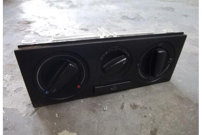 Heater control panel from a Volkswagen Polo III (6N2) 1.4 2000