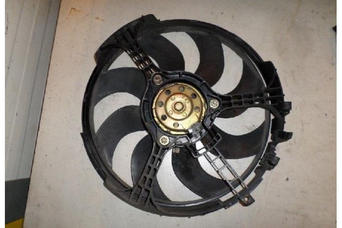 Używane Silnik wentylatora Fiat Stilo (192A/B) 1.8 16V 3-Drs. Cena € 30,00 Procedura marży oferowane przez Hans Auto Onderdelen