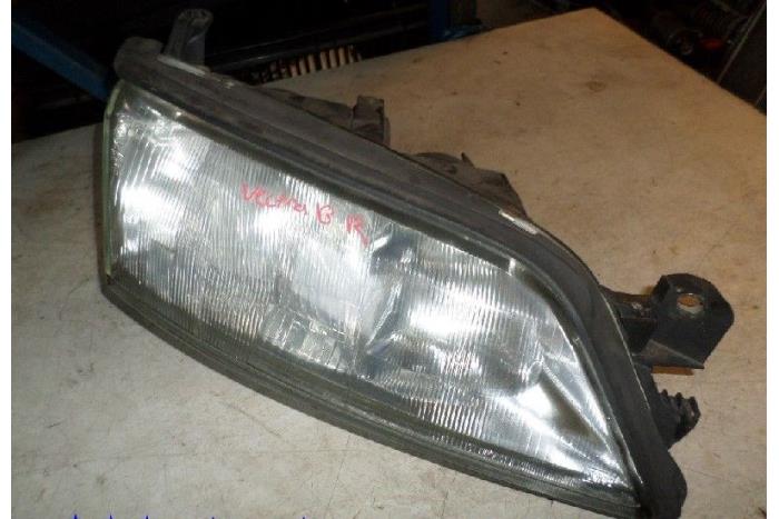 Headlight, right from a Opel Vectra B (36) 1.6 16V Ecotec 1997