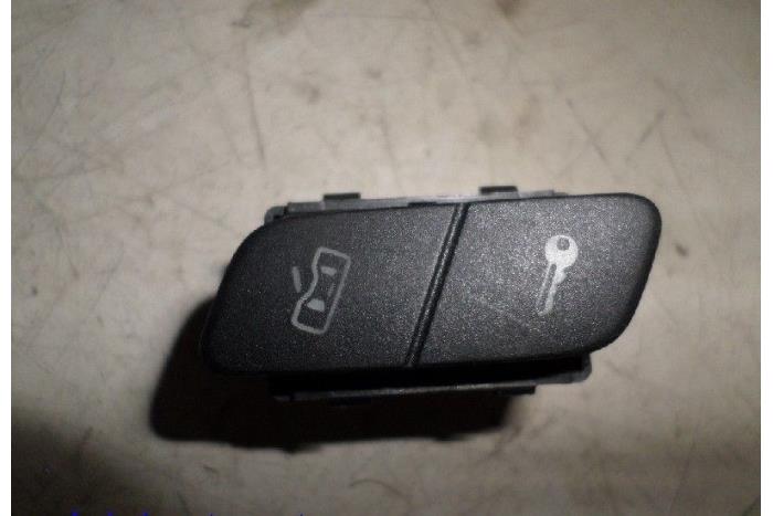 Używane Przelacznik Volkswagen Polo IV (9N1/2/3) 1.9 SDI Cena € 10,00 Procedura marży oferowane przez Hans Auto Onderdelen