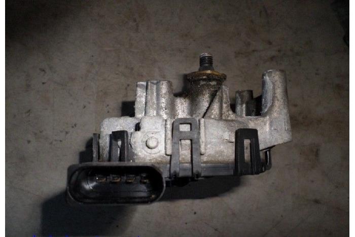 Front wiper motor from a Opel Astra H GTC (L08) 1.7 CDTi 16V 2005
