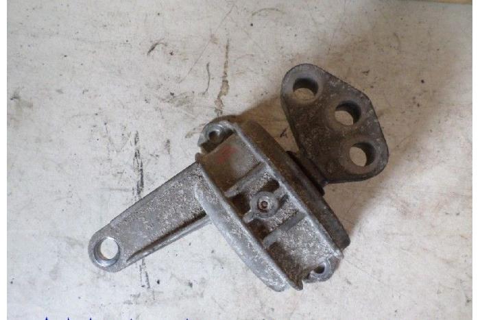 Used Engine mount Opel Astra H GTC (L08) 1.7 CDTi 16V Price € 15,00 Margin scheme offered by Hans Auto Onderdelen