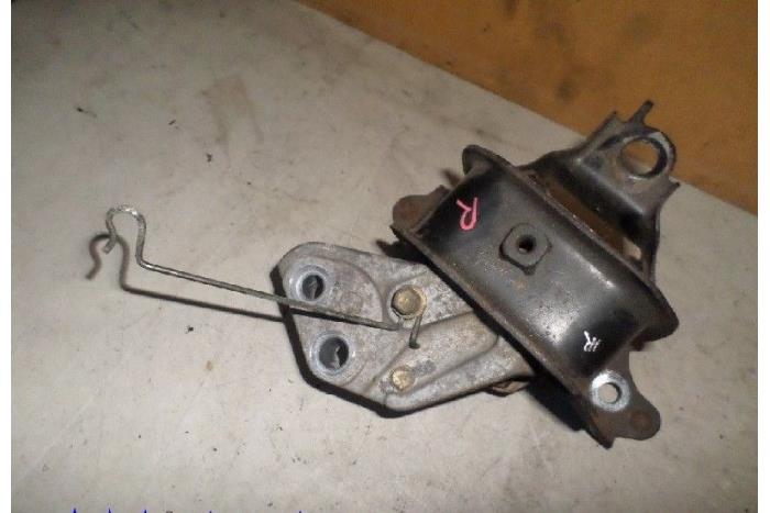 Used Engine mount Toyota Yaris (P1) 1.0 16V VVT-i Price € 15,00 Margin scheme offered by Hans Auto Onderdelen