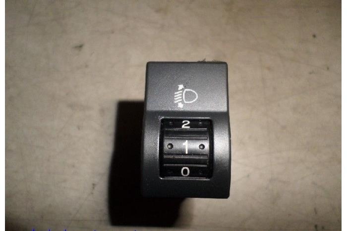 Usados Interruptor Mazda 3 (BK12) 1.6i 16V Precio € 10,00 Norma de margen ofrecido por Hans Auto Onderdelen