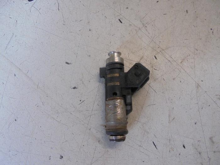 Injektor (Benzineinspritzung) van een Peugeot 206 (2A/C/H/J/S) 1.4 XR,XS,XT,Gentry 1999