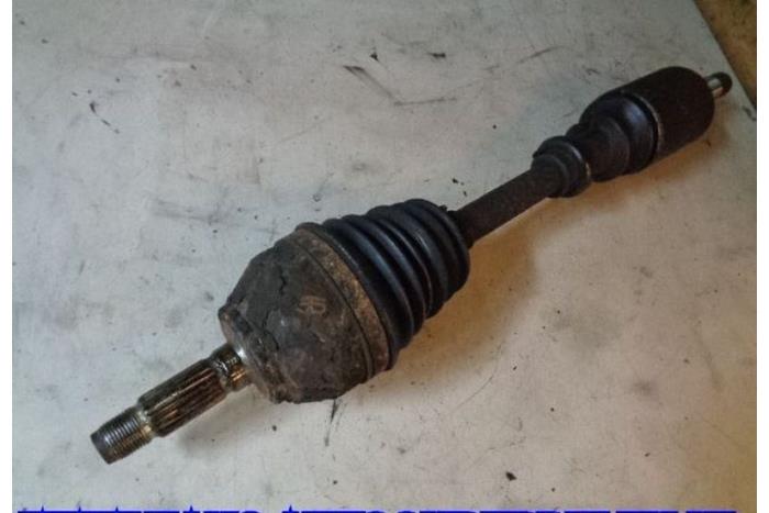 Gebrauchte Antriebswelle links vorne Peugeot 205 II (20A/C) 1.4 Preis € 25,00 Margenregelung angeboten von Hans Auto Onderdelen