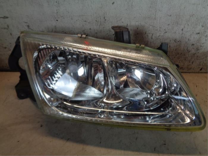 Używane Reflektor prawy Nissan Almera (N16) 1.5 16V Cena € 25,00 Procedura marży oferowane przez Hans Auto Onderdelen