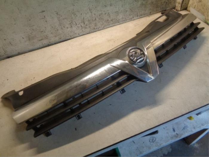 Używane Grill Opel Astra H (L48) 1.6 16V Twinport Cena € 20,00 Procedura marży oferowane przez Hans Auto Onderdelen