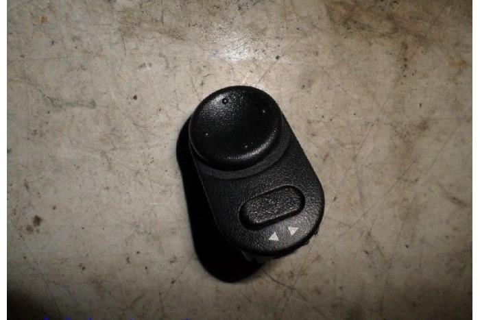 Używane Przelacznik Opel Agila (A) 1.0 12V Twin Port Cena € 10,00 Procedura marży oferowane przez Hans Auto Onderdelen