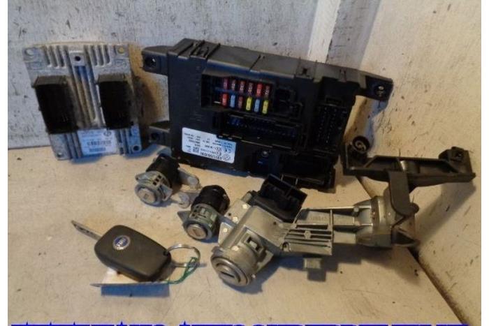 Gebrauchte Schlossset Fiat Grande Punto (199) 1.4 Preis € 50,00 Margenregelung angeboten von Hans Auto Onderdelen
