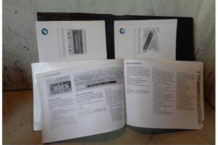 Instruction Booklet from a BMW 5 serie Touring (E39) 523i 24V 1998