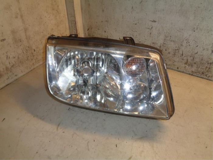 Używane Reflektor prawy Volkswagen Bora (1J2) 1.4 16V Cena € 25,00 Procedura marży oferowane przez Hans Auto Onderdelen