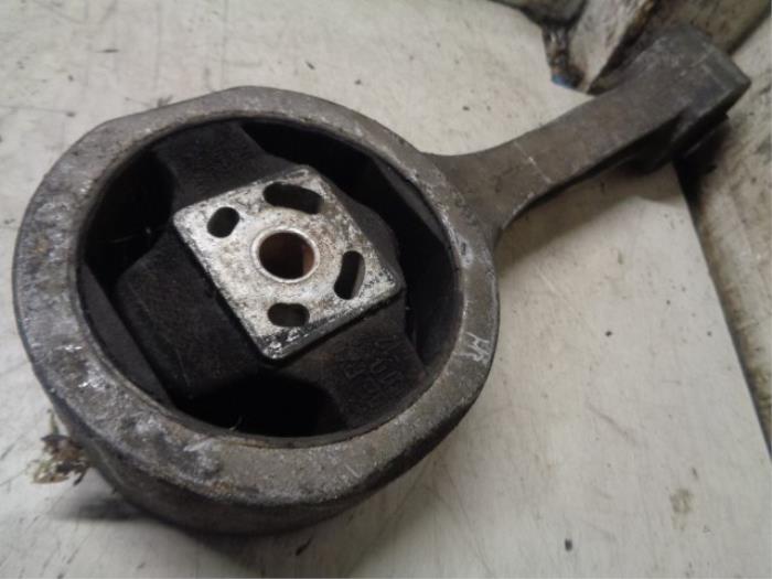 Used Engine mount Volkswagen Polo IV (9N1/2/3) 1.2 12V Price € 10,00 Margin scheme offered by Hans Auto Onderdelen