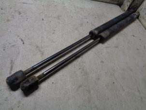 Used Set of gas struts for boot Opel Signum (F48) 2.2 DTI 16V Price € 20,00 Margin scheme offered by Hans Auto Onderdelen