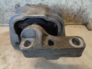 Usados Soporte de motor Volkswagen Caddy III (2KA,2KH,2CA,2CH) 1.9 TDI Precio € 15,00 Norma de margen ofrecido por Hans Auto Onderdelen