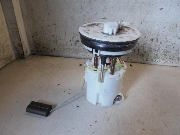 Electric fuel pump from a Ford Fiesta 6 (JA8) 1.25 16V 2010