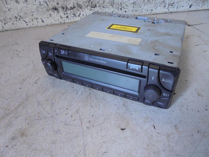 Radio van een Mercedes-Benz SLK (R170) 2.0 200 K 16V 2001