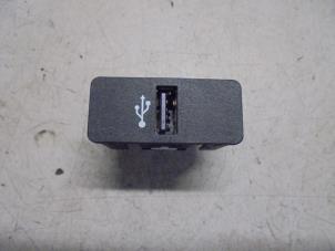 Używane Zlacze AUX/USB Mini Countryman (R60) 1.6 16V Cooper S ALL4 Cena € 25,00 Procedura marży oferowane przez Hans Auto Onderdelen