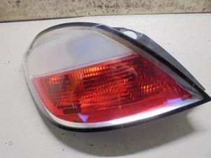Gebrauchte Rücklicht links Opel Astra H (L48) 1.6 16V Twinport Preis € 30,00 Margenregelung angeboten von Hans Auto Onderdelen